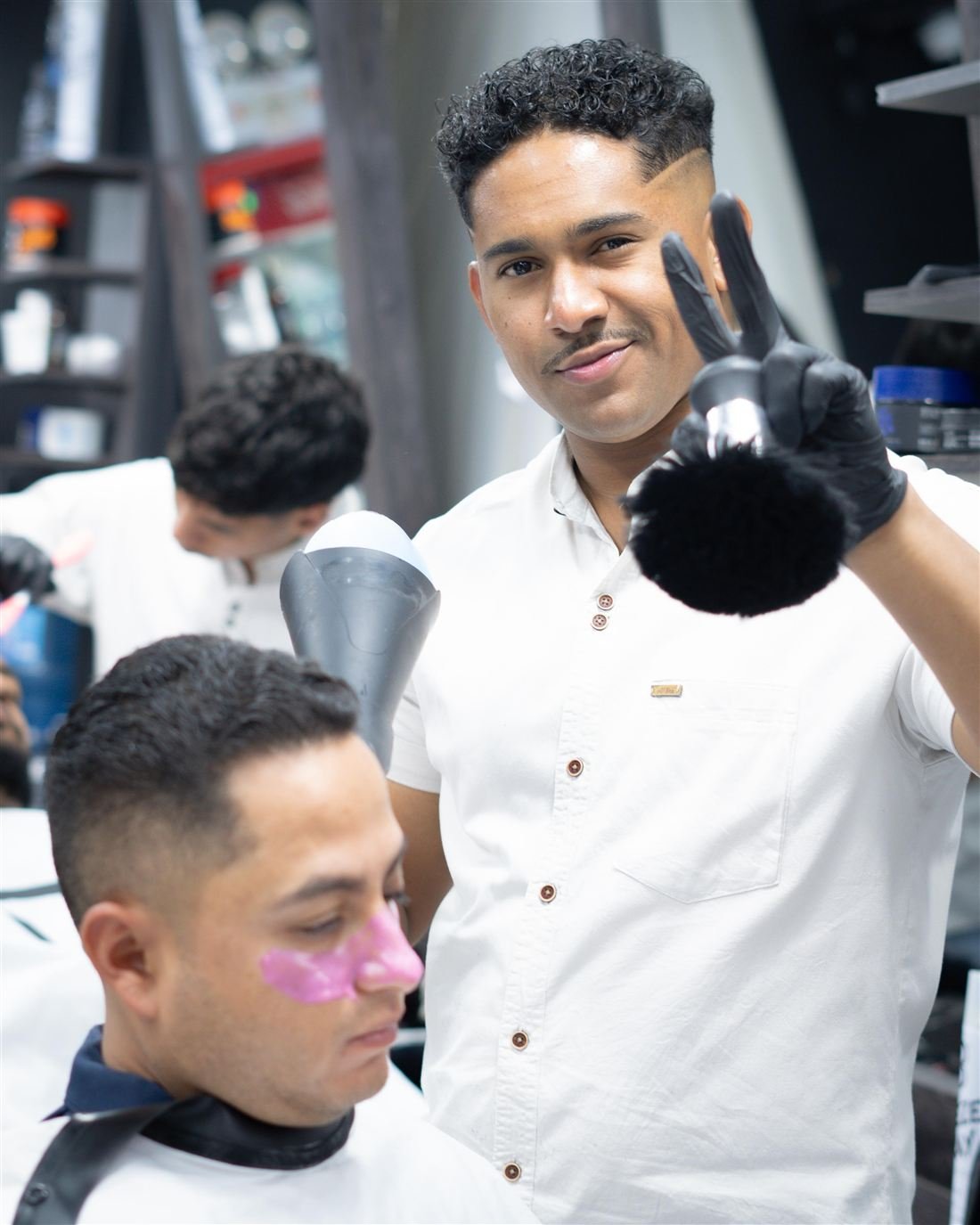 Barbero de Clase A trabajando en el local