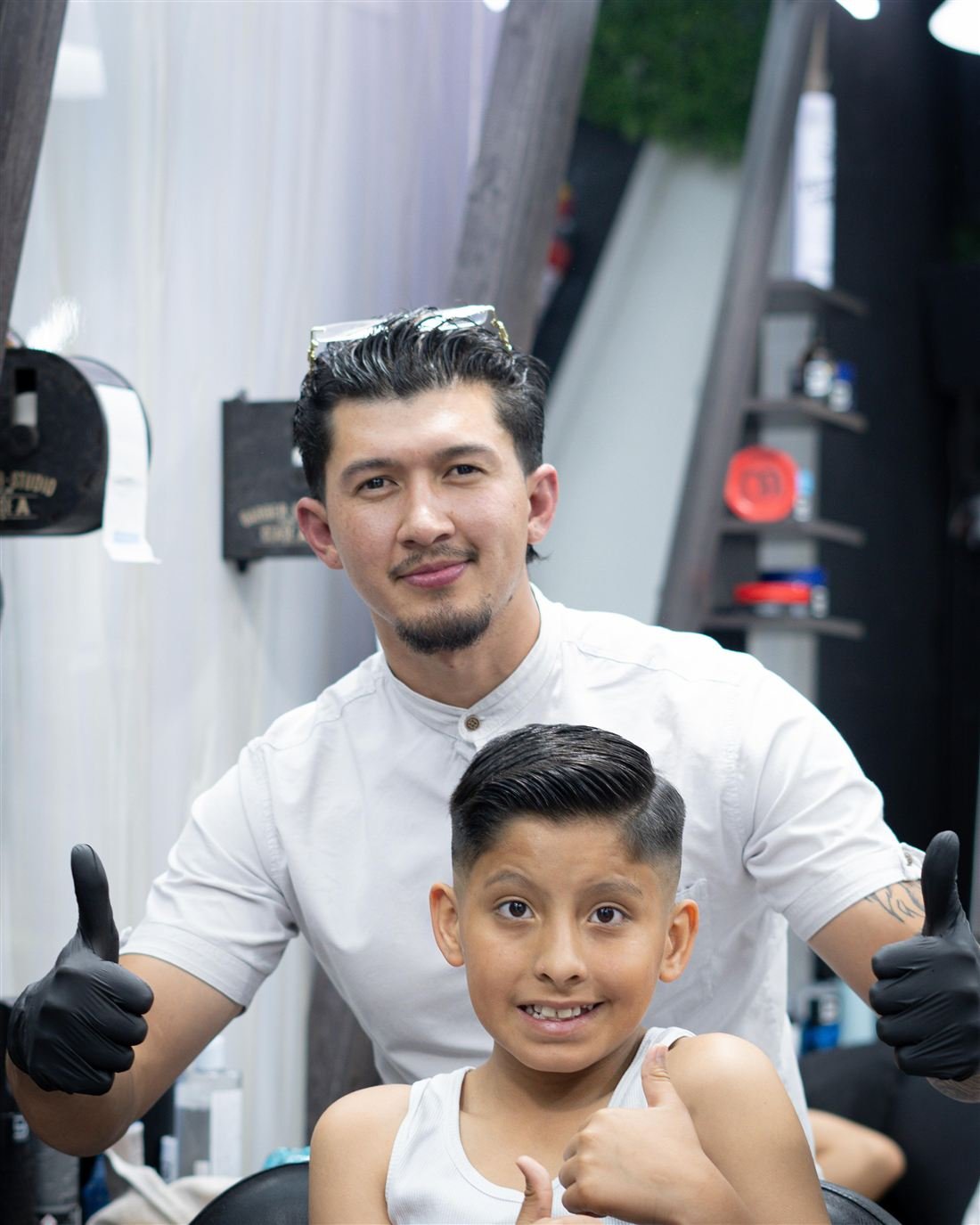 Barbero de Clase A con un cliente satisfecho
