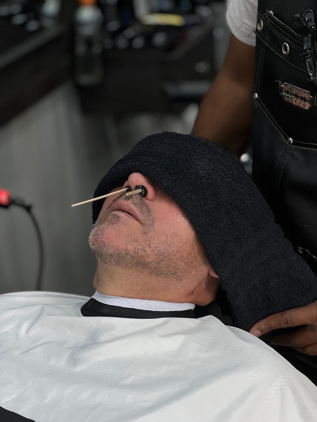 Detalle de depilación de nariz durante el servicio de limpieza facial