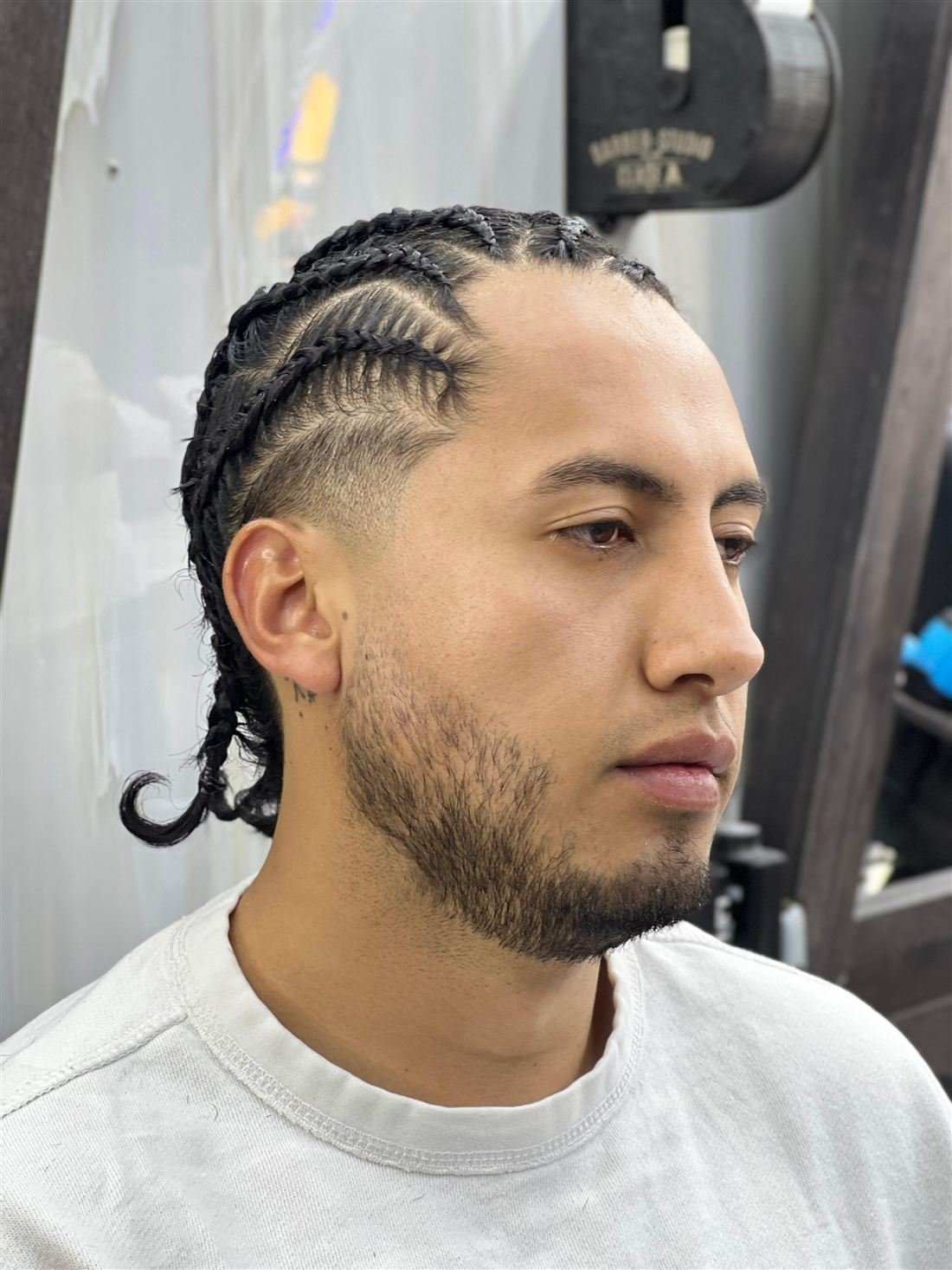 Trenzas pegadas con fade bajo, perfil